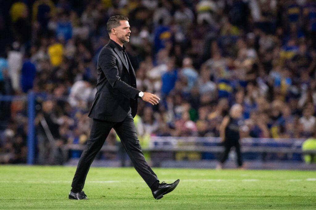 Fernando Gago observa durante la partida de la Liga Profesional 2024 entre Boca Juniors y Deportivo Riestra en el Estádio Alberto J. Armando. [SOPA Images Limited/Alamy Live News]