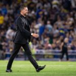 Fernando Gago observa durante la partida de la Liga Profesional 2024 entre Boca Juniors y Deportivo Riestra en el Estádio Alberto J. Armando. [SOPA Images Limited/Alamy Live News]