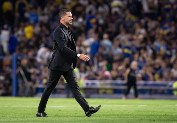 Fernando Gago observa durante la partida de la Liga Profesional 2024 entre Boca Juniors y Deportivo Riestra en el Estádio Alberto J. Armando. [SOPA Images Limited/Alamy Live News]
